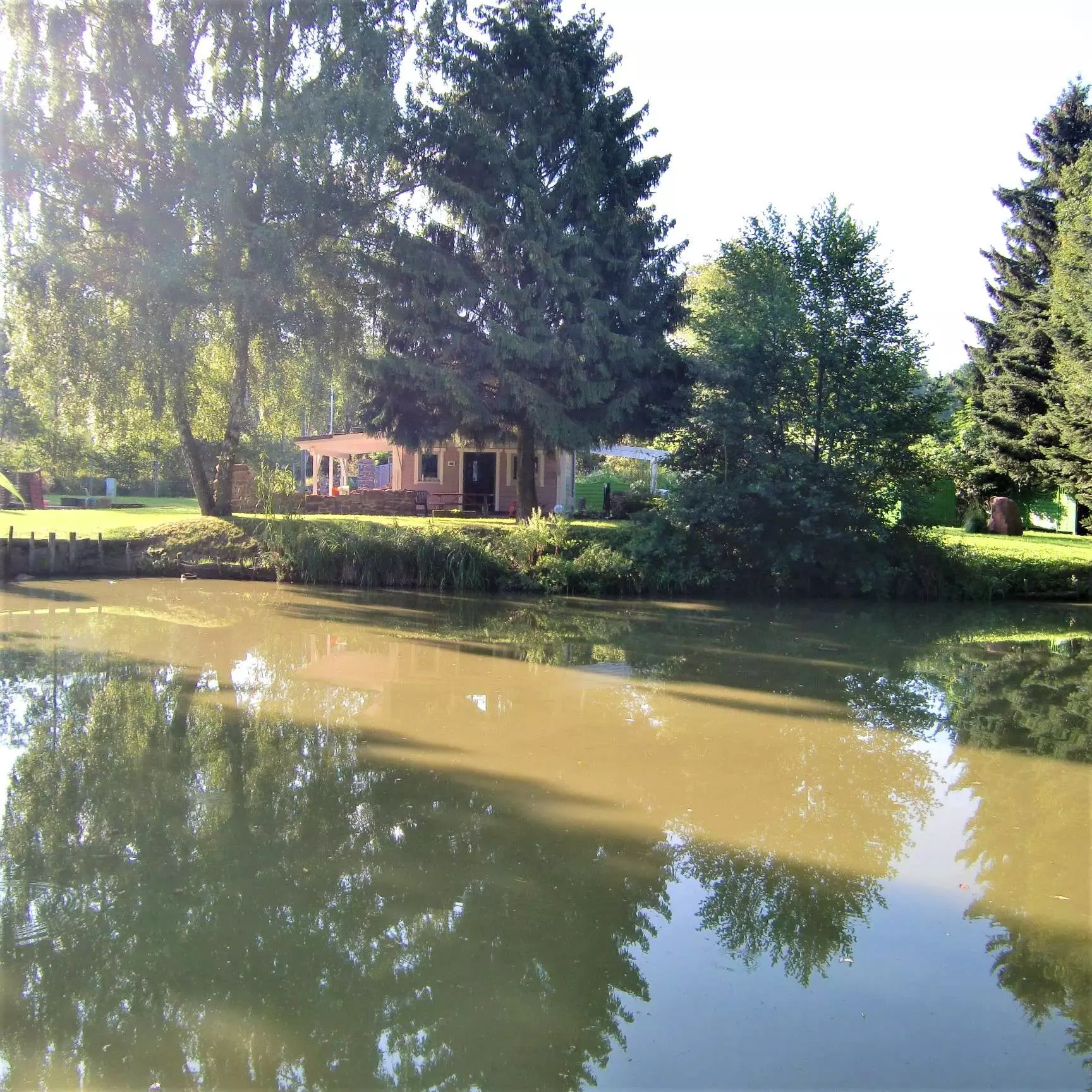 Boerboel Garten mit See Boerboel Garten mit See